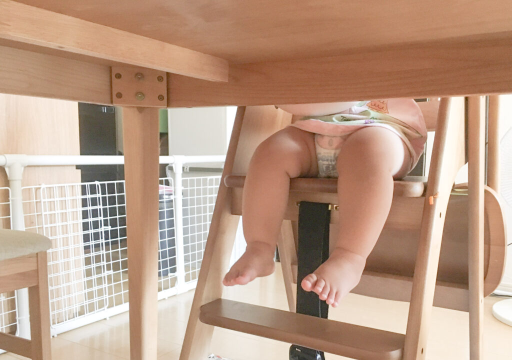食事中の足ぶらぶら
