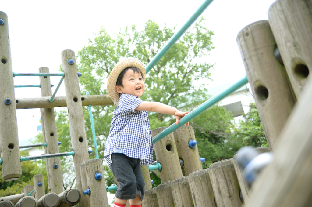 体をよく動かして遊ぶ子供
