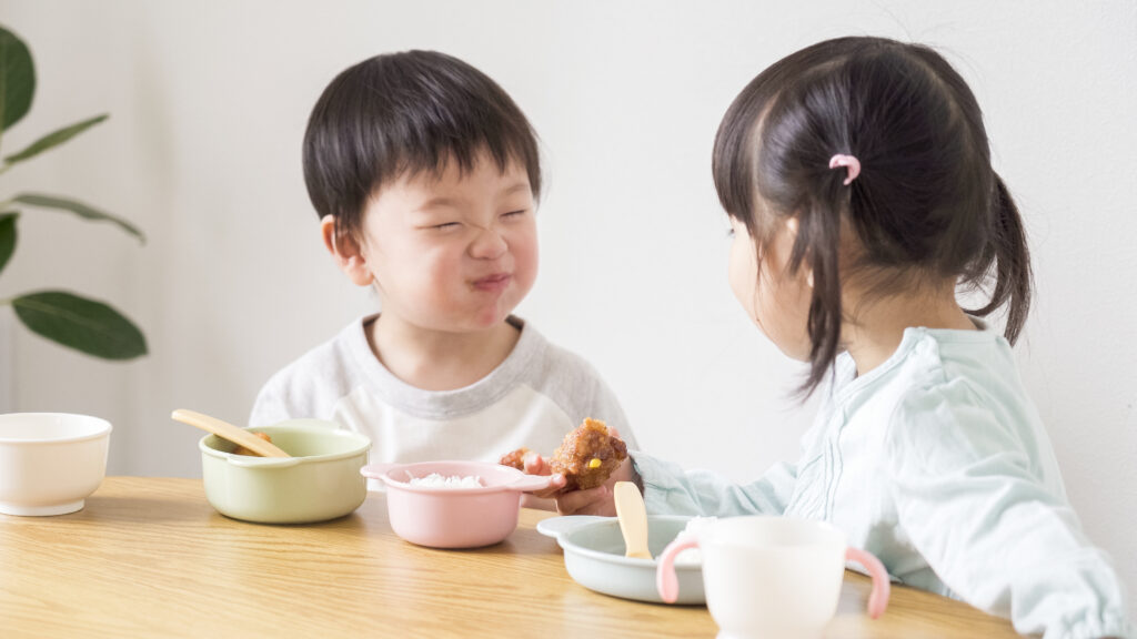 食事を楽しむ子供達